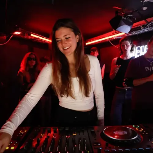 The Warmer Room: VEL @ The Glove That Fits, London